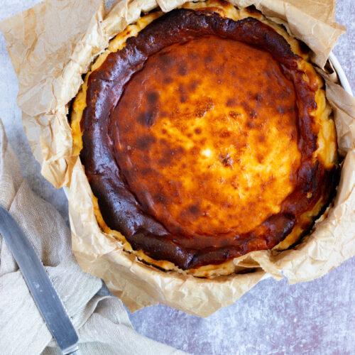 Verführerisch cremiger baskischer Käsekuchen oder auch San Sebastian Cheesecake genannt.