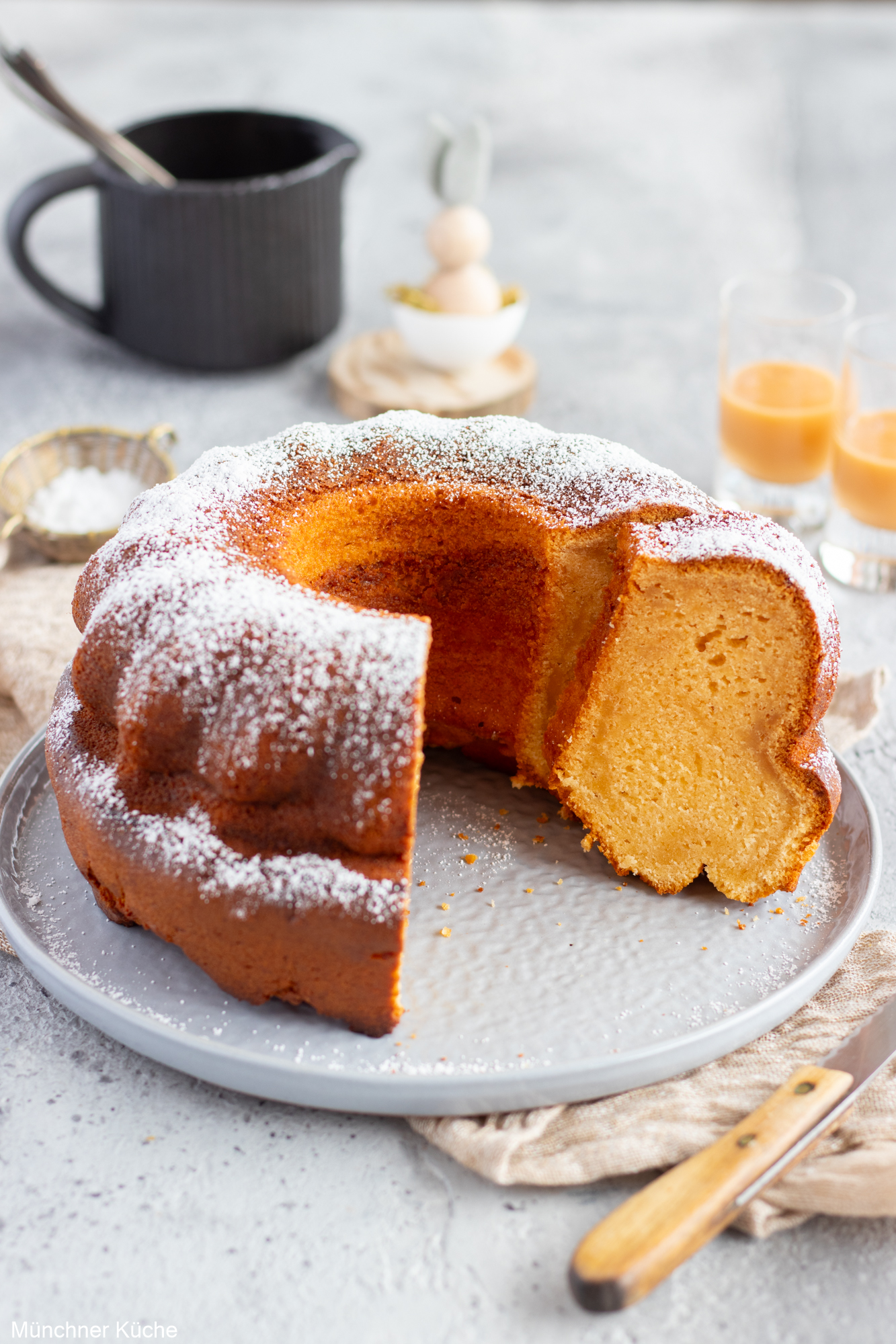 Der Eierlikörkuchen passt nicht nur perfekt zu Ostern.