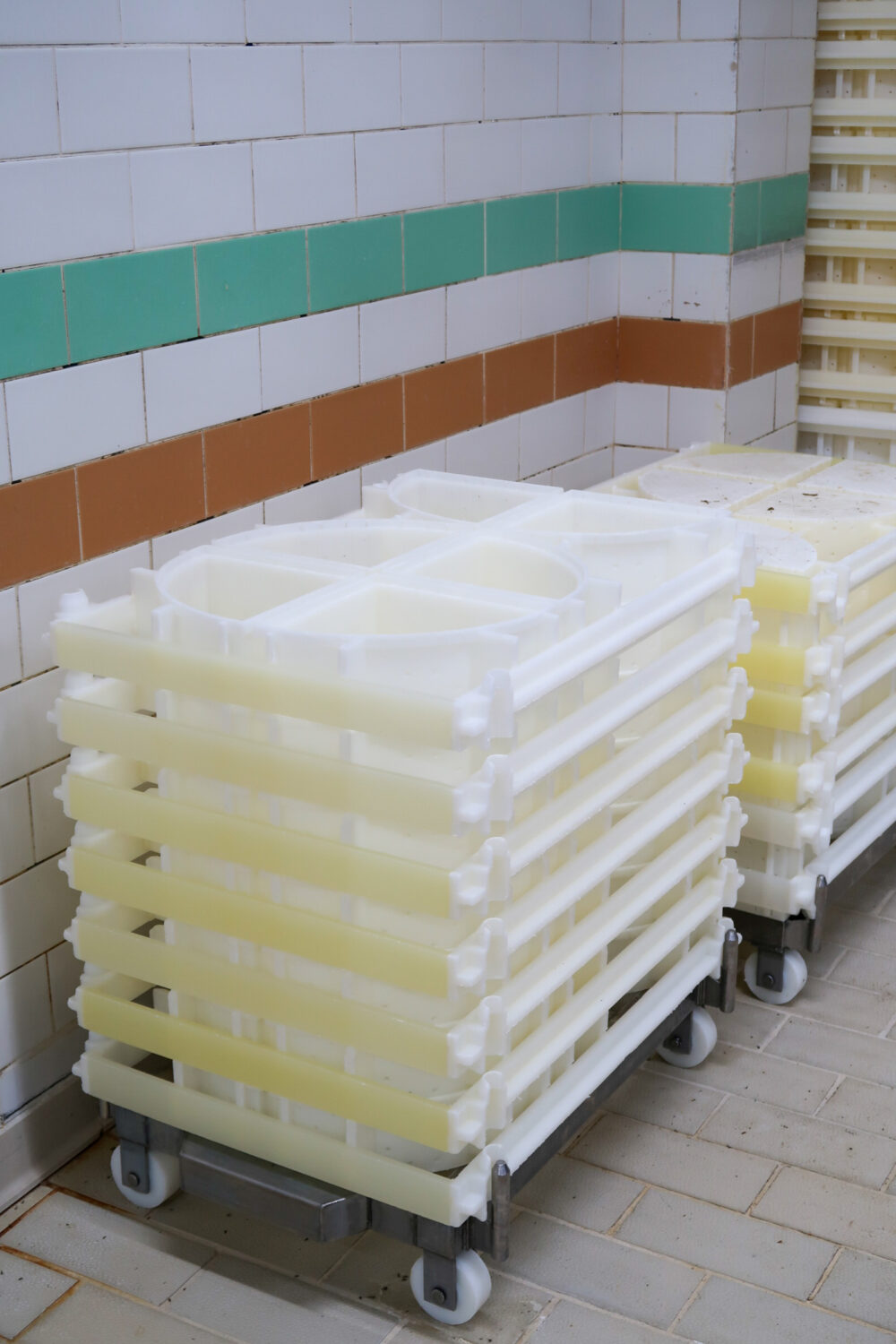 Eine Viertel-Form die zur Herstellung von Feta verwendet wird.